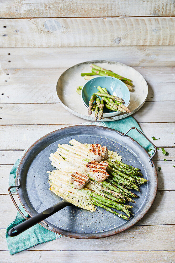 Green asparagus with pork fillet