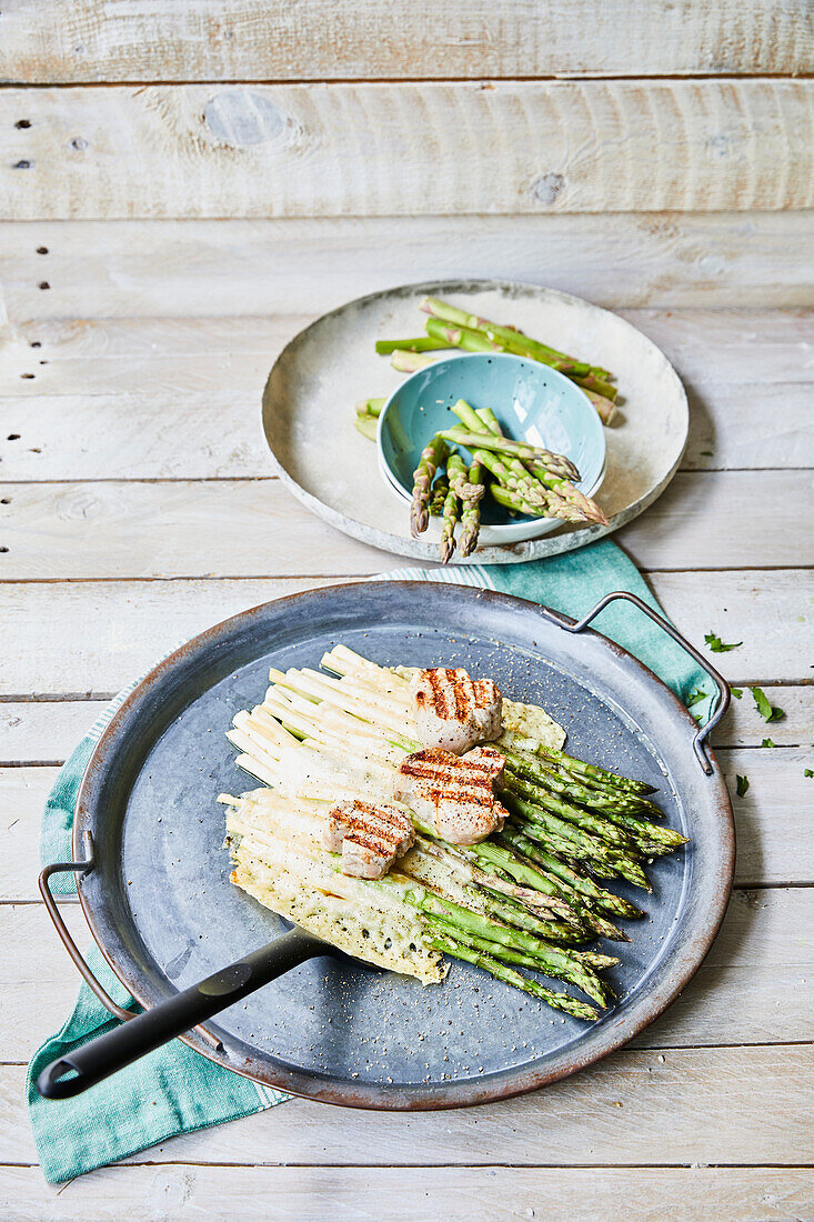 Grüner Spargel mit Schweinefilet