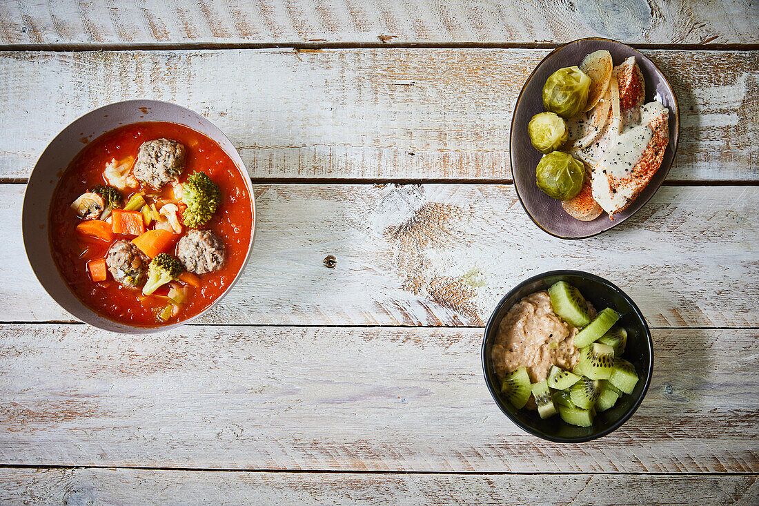 Tomatensuppe mit Hackbällchen, Hühnchen mit Rosenkohl und Kiwi mit Mandelcreme