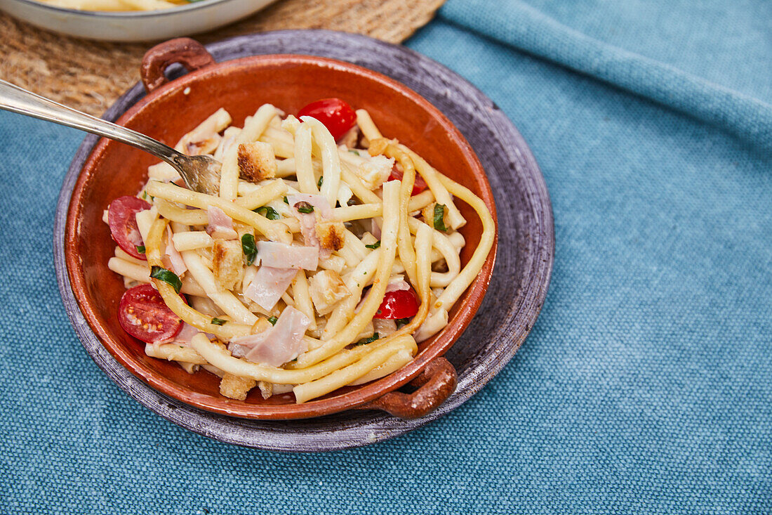 Makkaroni mit Schinken und Tomaten