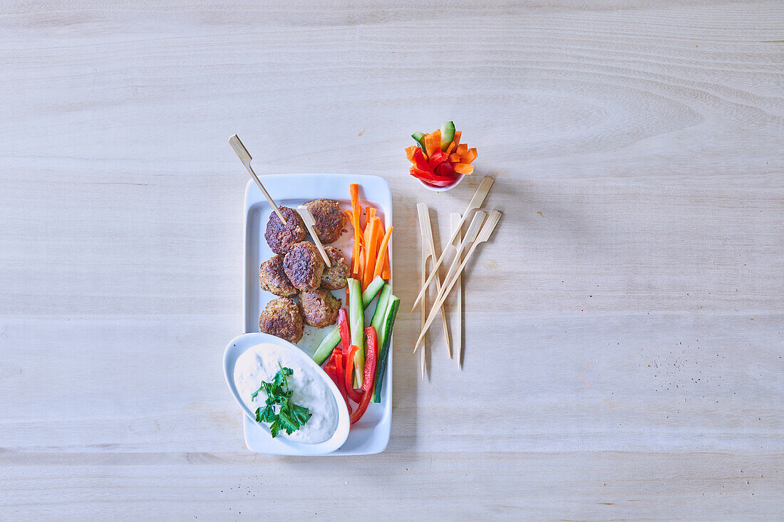 Vegetarische Frikadellen mit Gemüsesticks