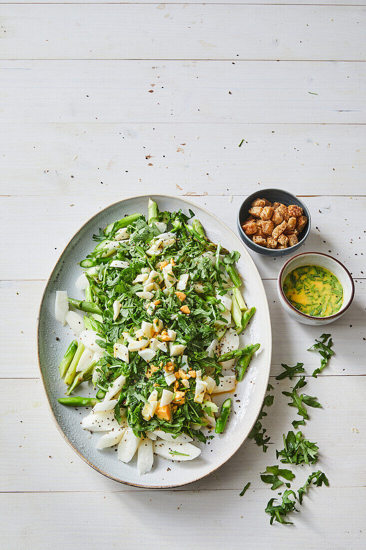 Asparagus salad with croutons