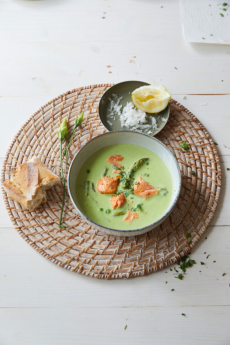 Grüne Spargelsuppe mit Lachs