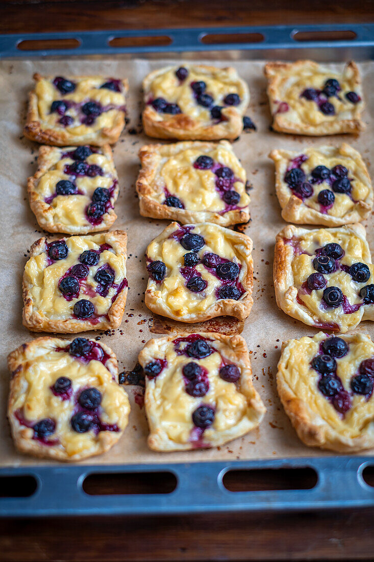 Blätterteiggebäck mit Vanillecreme und Blaubeeren