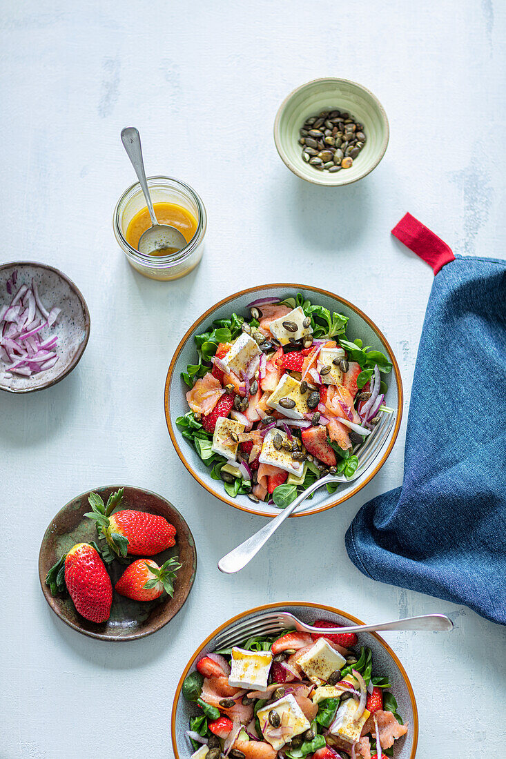 Feldsalat mit Lachs, Erdbeeren und Camembert