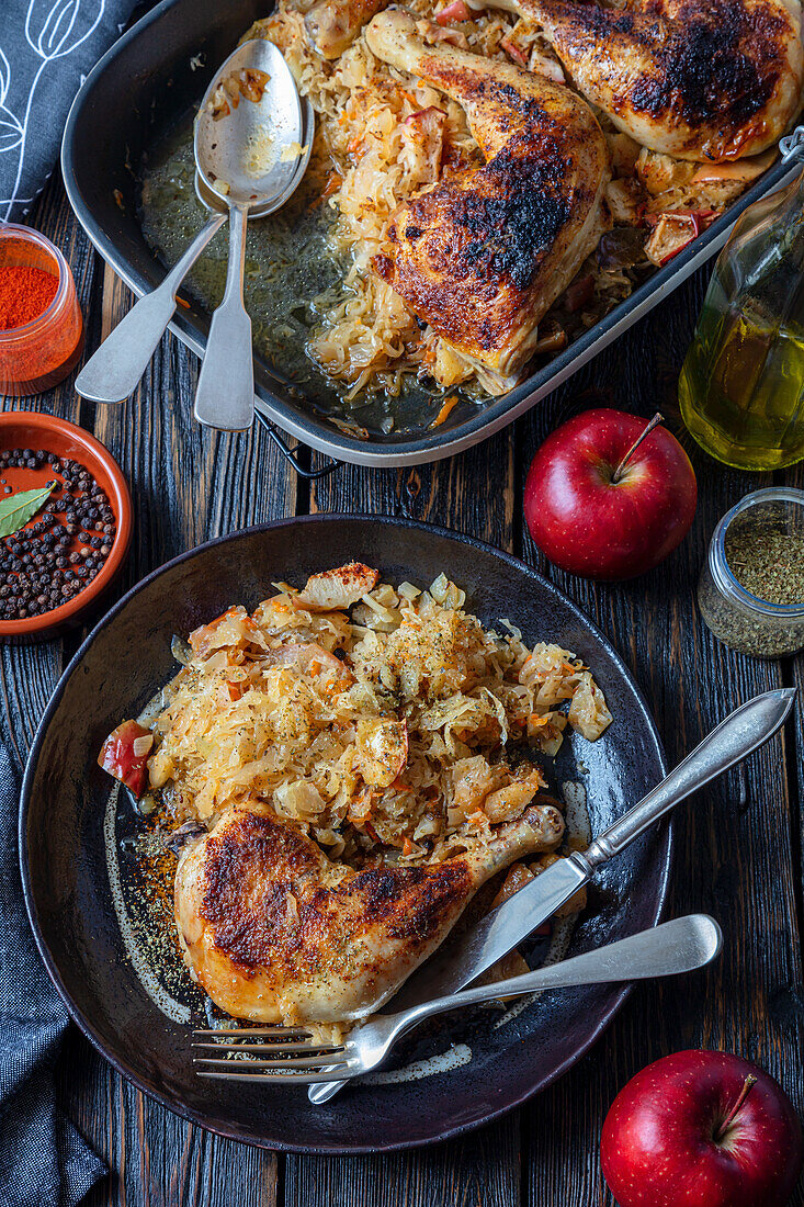 Hähnchenschenkel mit Sauerkraut gebacken