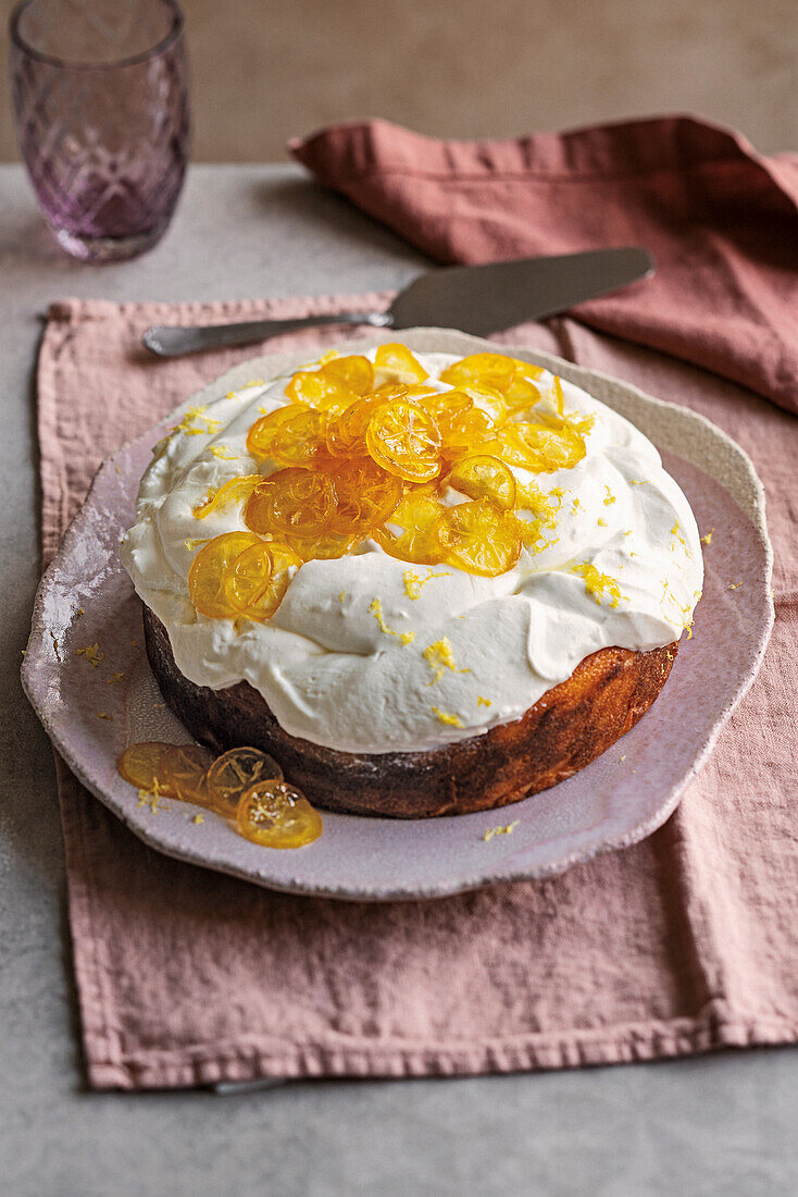 Kuchen mit Limoncello-Mousse und kandierten Zitronen