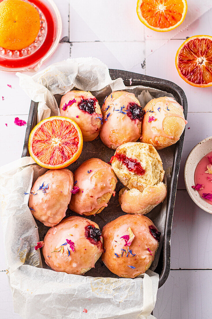 Vegane Donuts mit Blutorangen-Zuckerguss und Marmeladenfüllung