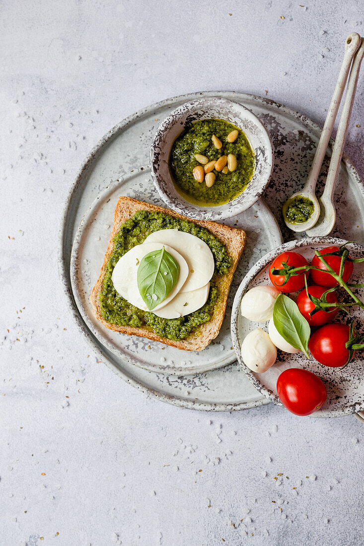 Toast mit Pesto und Mozzarella