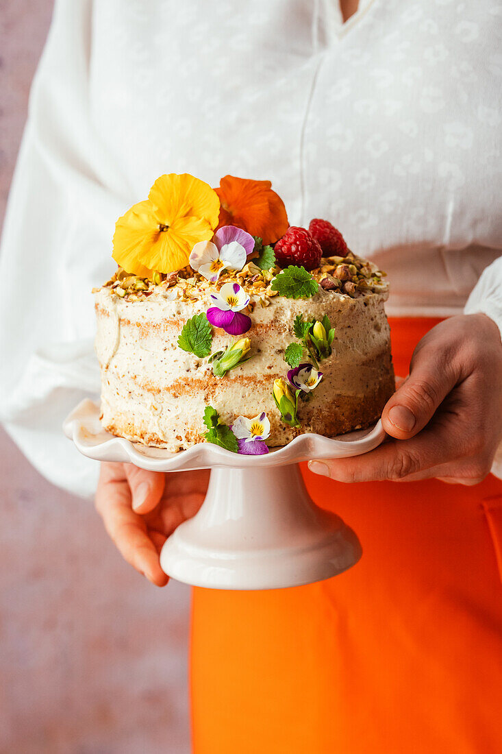 Pistazien Nacked Cake mit Blütendekoration