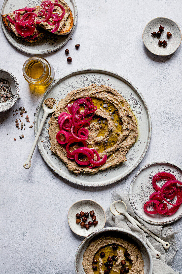 Hummus with black chickpeas and red onions