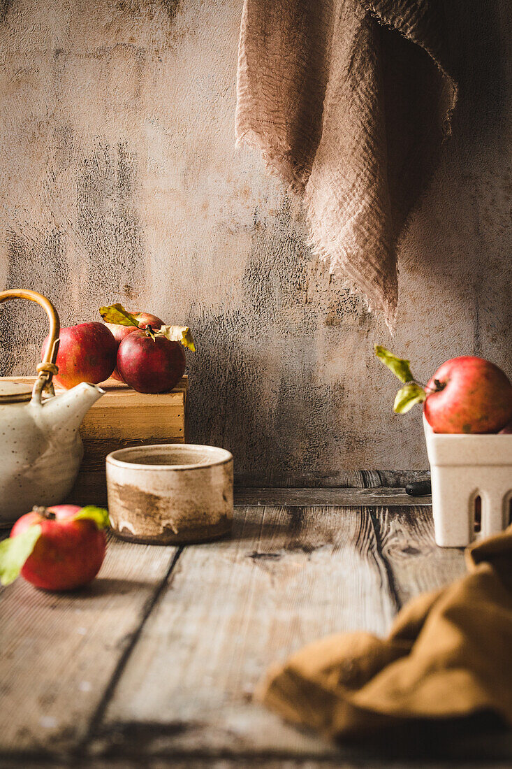 Herbststillleben mit Äpfeln und Tee