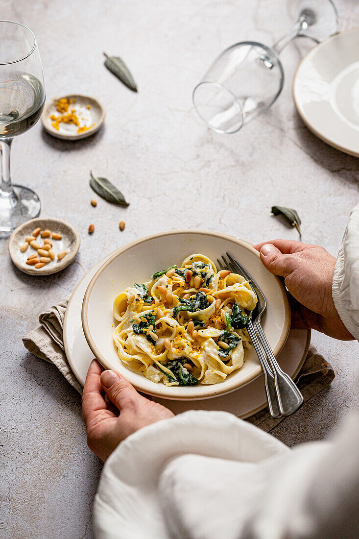 Pasta with spinach and pine nuts