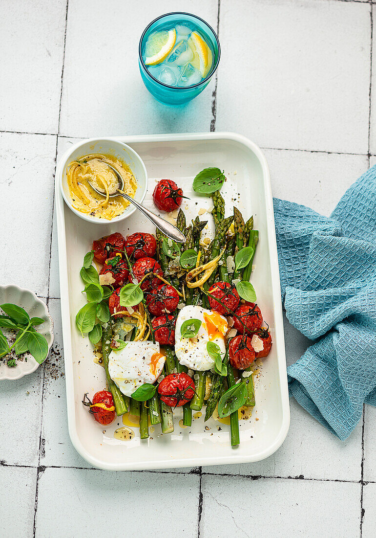 Spargel mit Tomaten, Zitronen-Senf- Dressing und pochierten Eiern