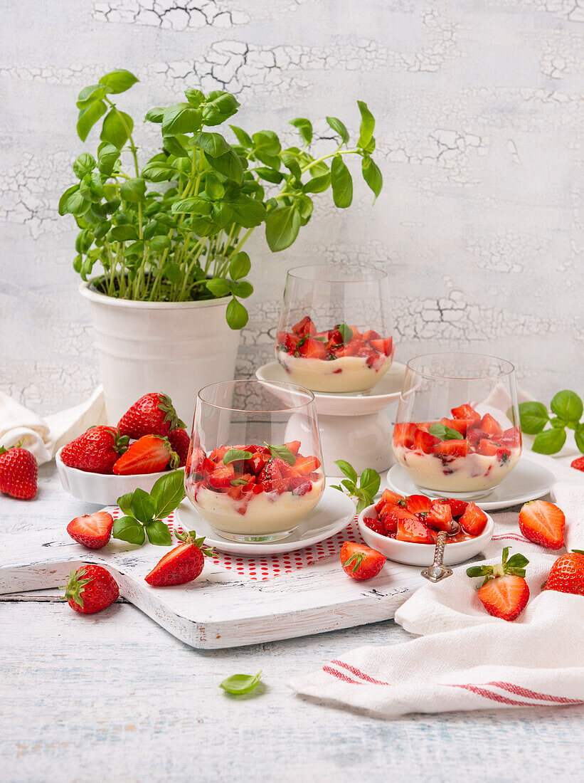 Veganer Vanillejoghurt mit Basilikum-Erdbeeren