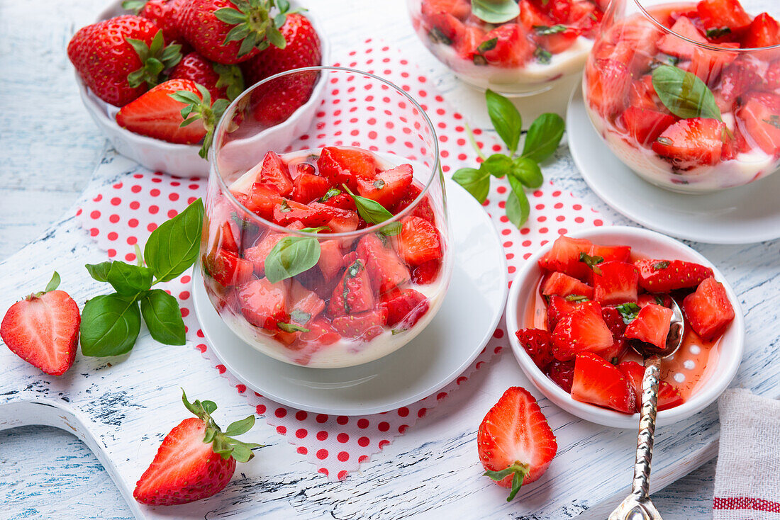 Veganer Vanillejoghurt mit Basilikum-Erdbeeren
