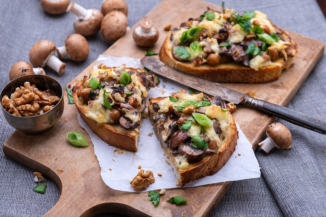 Roasted white bread with mushrooms, almond cheese and tofu