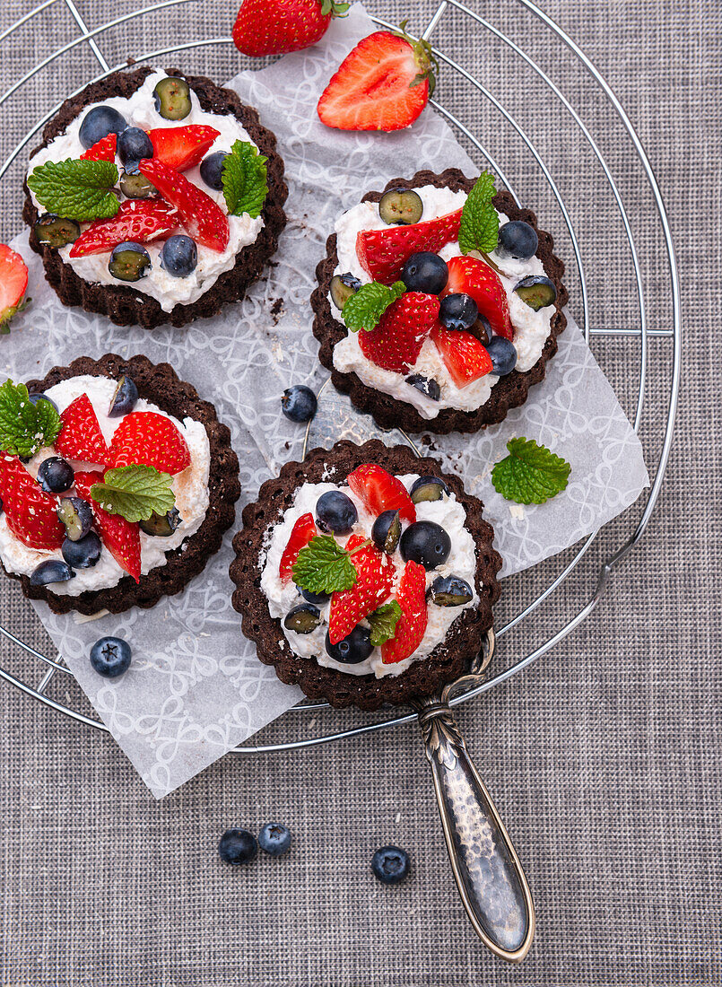 Courgette chocolate tartelettes with vegan cream and berries