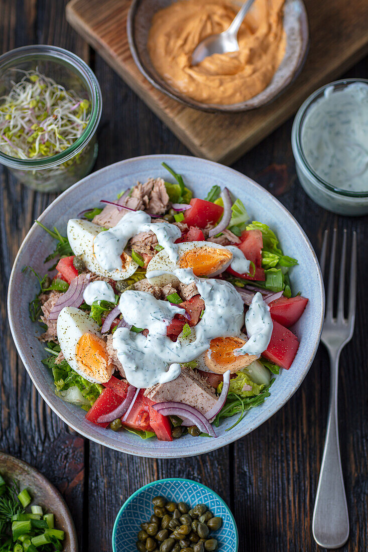 Thunfisch-Eier-Salat mit Joghurt-Dressing