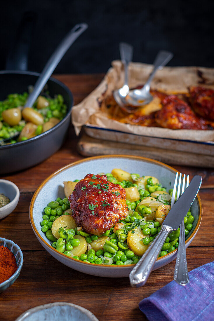 Potatoes with broad beans, green peas and roasted chicken