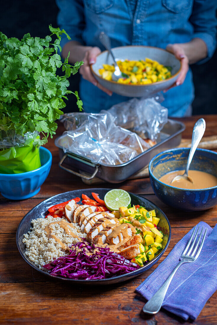 Bowl with chicken, quinoa and vegetables