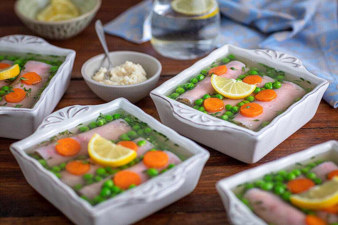 Schinkenröllchen mit Eierpaste in Aspik