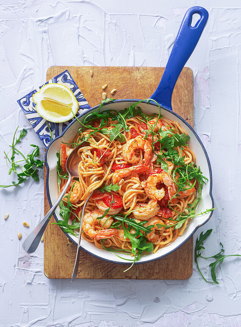 Spaghetti with shrimp, arugula and cherry tomatoes