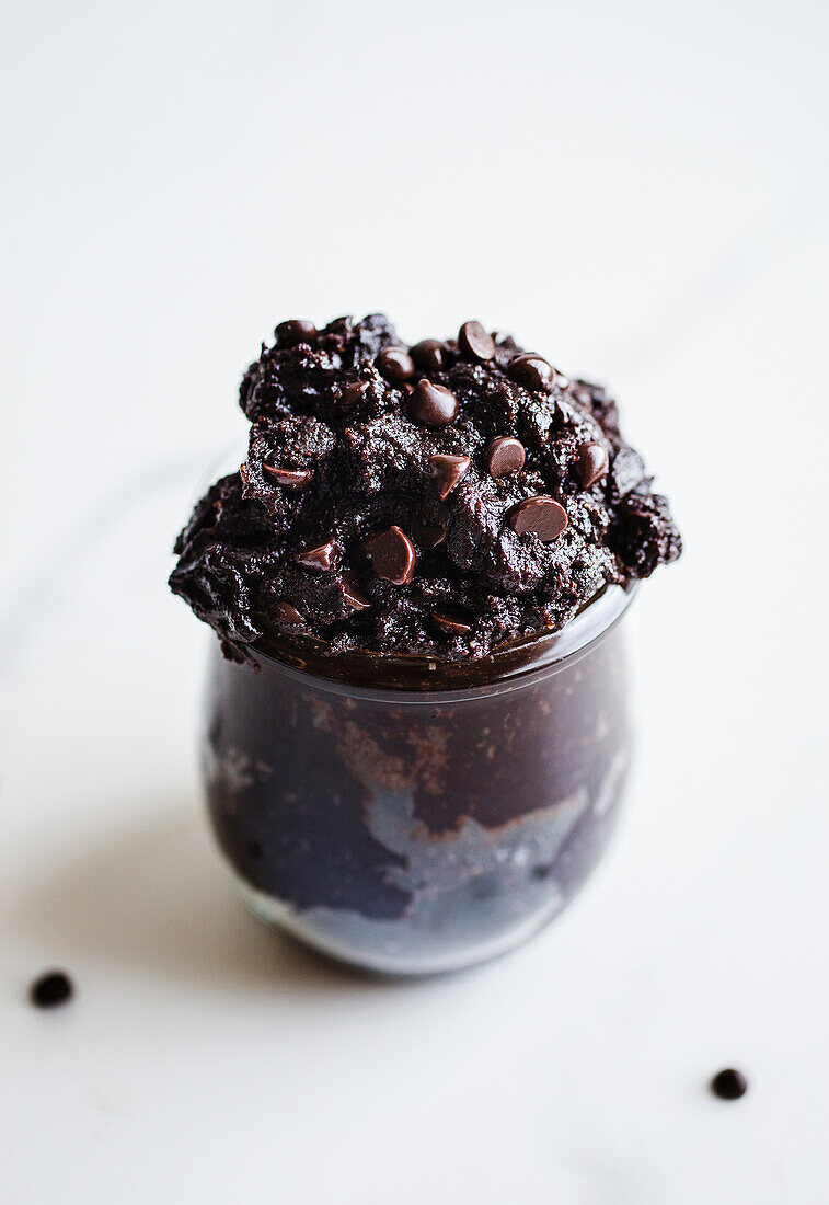 Essbarer Brownie-Teig mit Schokoladenstückchen im Glas