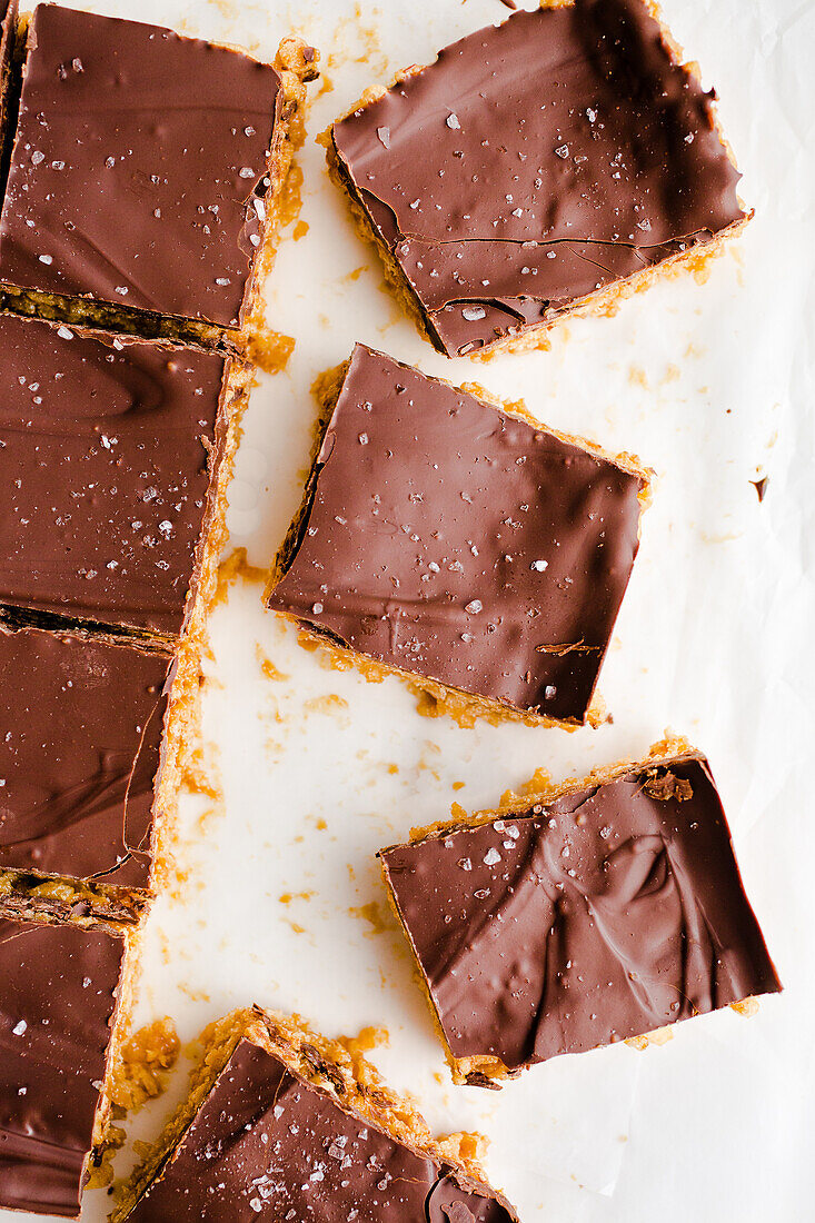 Crunchy peanut butter bars with chocolate