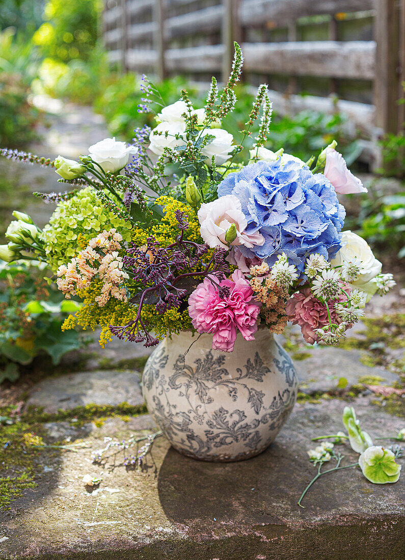 Sommerlicher Blumenstrauss mit Hortensie