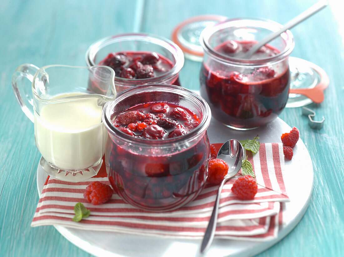 Rote Grütze mit Vanillesauce