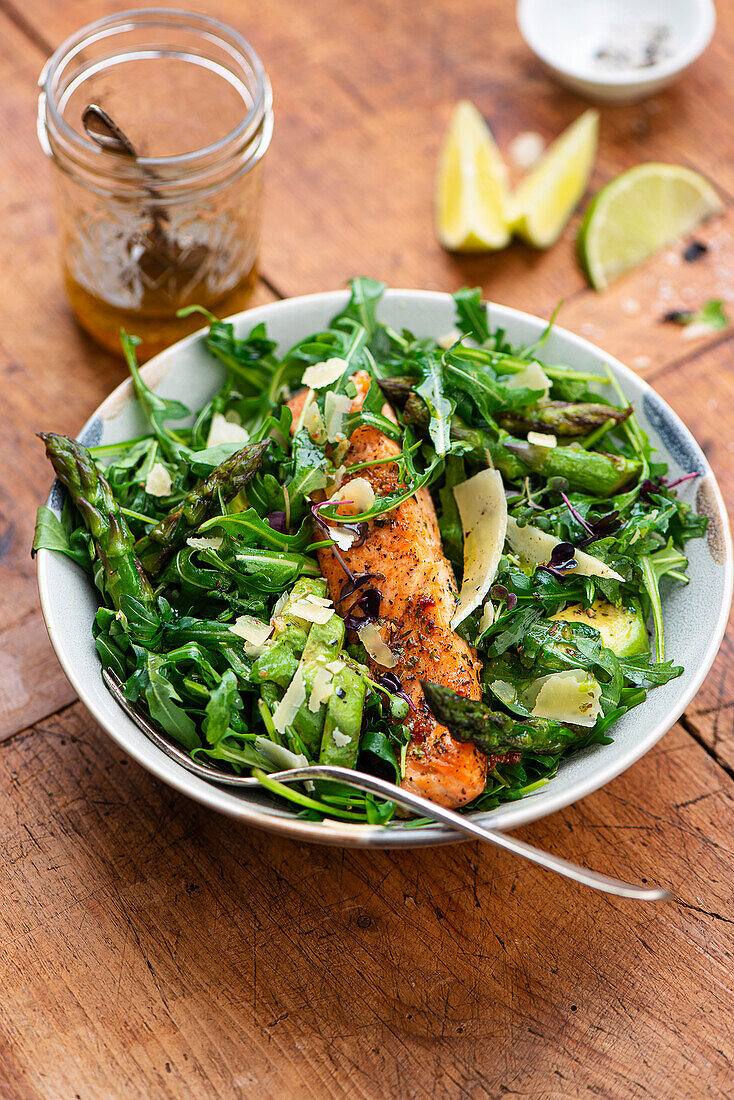 Salmon from the oven on avocado-arugula-asparagus salad