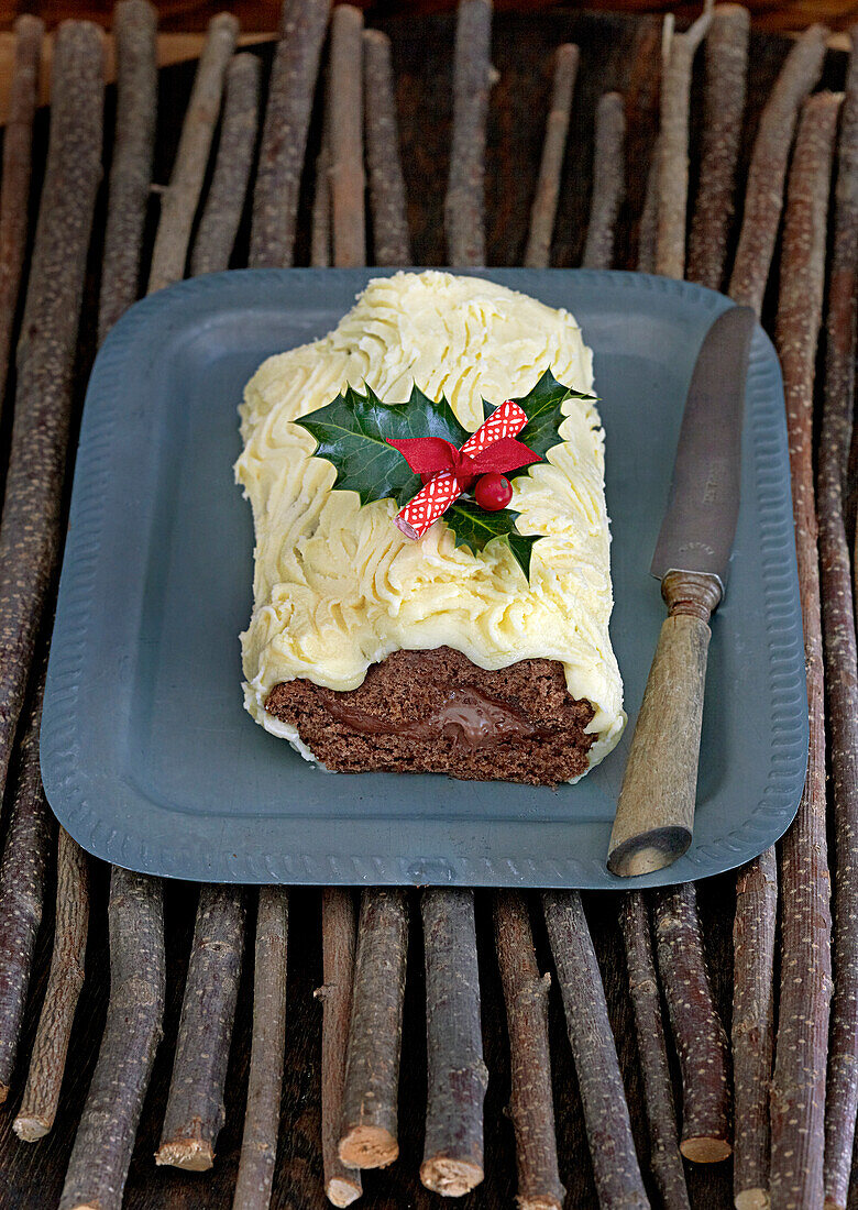 Weihnachts-Biskuitroulade mit weißer Schokoladencreme