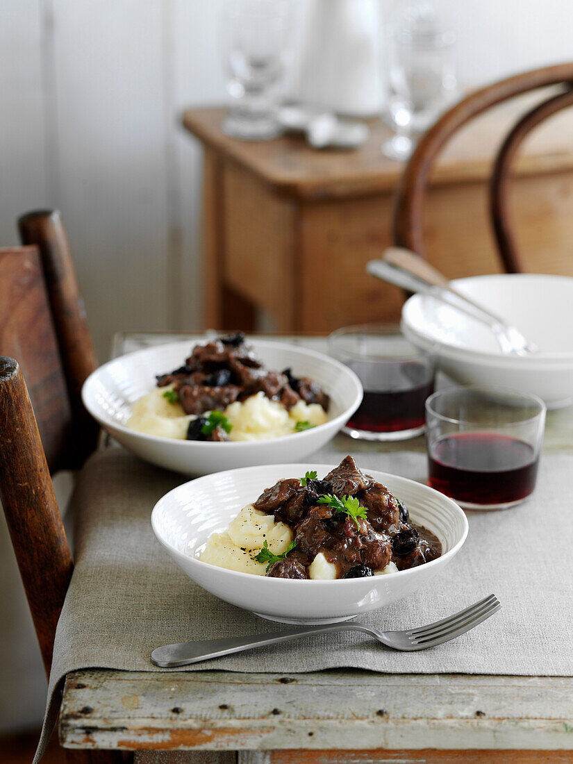 Rindfleisch-Stew mit Rotwein und schwarzen Oliven