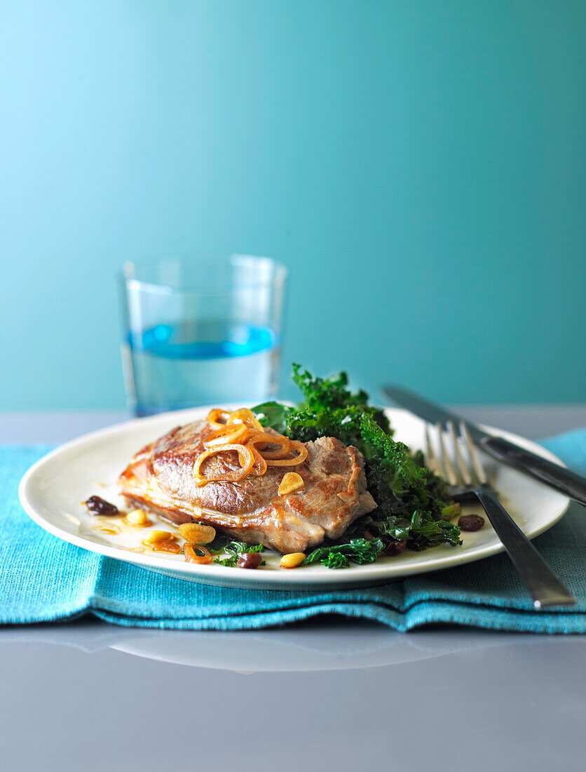 Lammsteak mit Wintergemüse, Rosinen und Pinienkernen