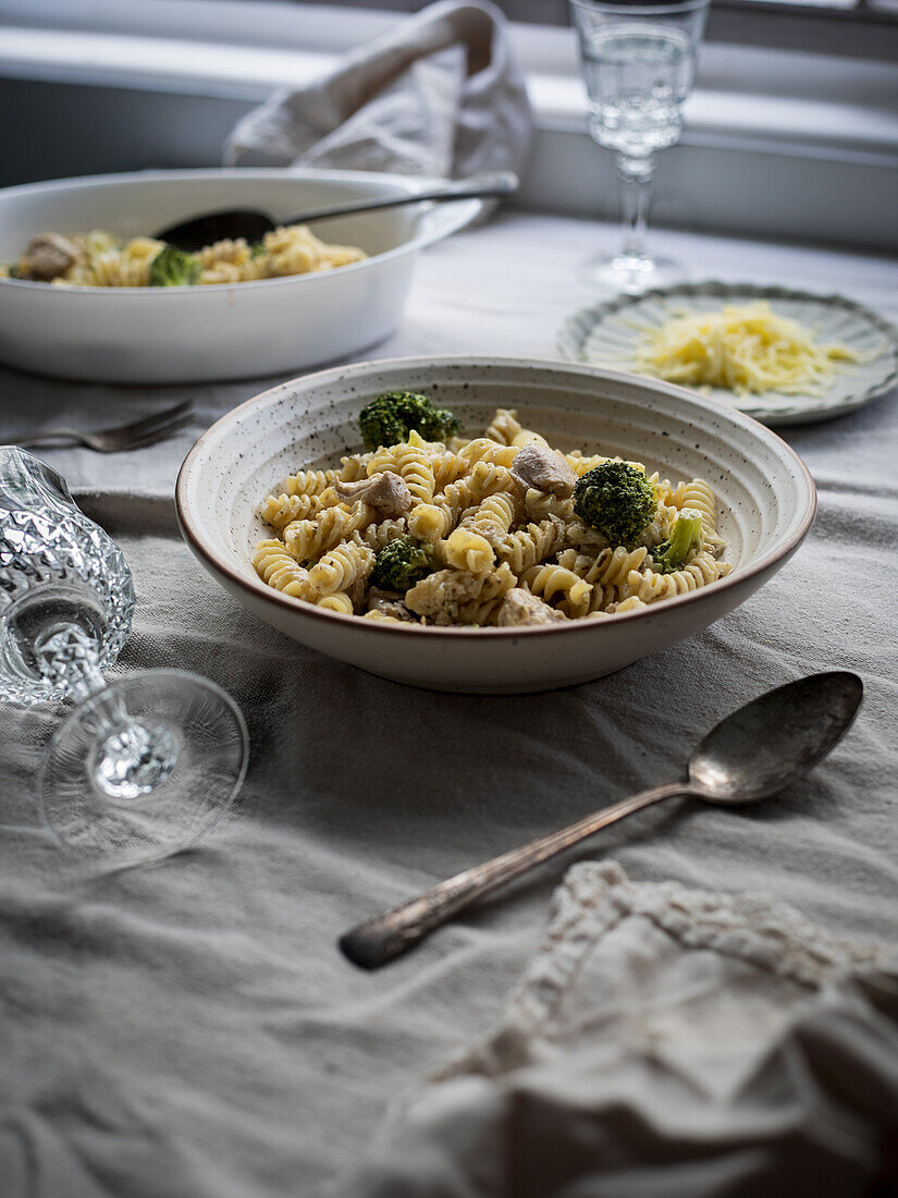 Brokkoli-Hähnchen-Fusilli „Alfredo“ mit weißer Sauce