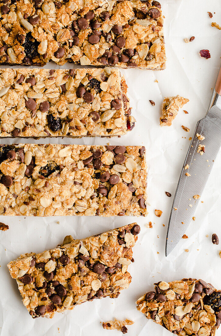 Gluten-free granola bars with dates and chocolate chips