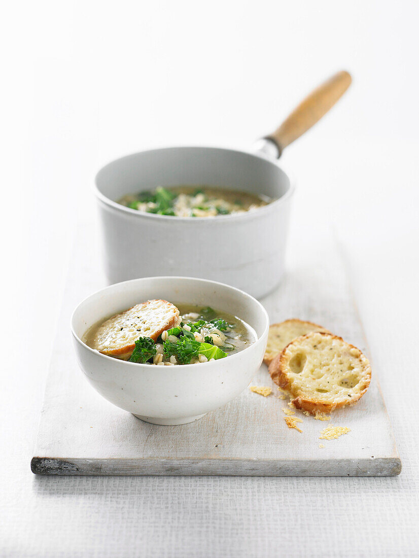 Karamellisierte Zwiebel-Gersten-Suppe mit Käsecroûtons