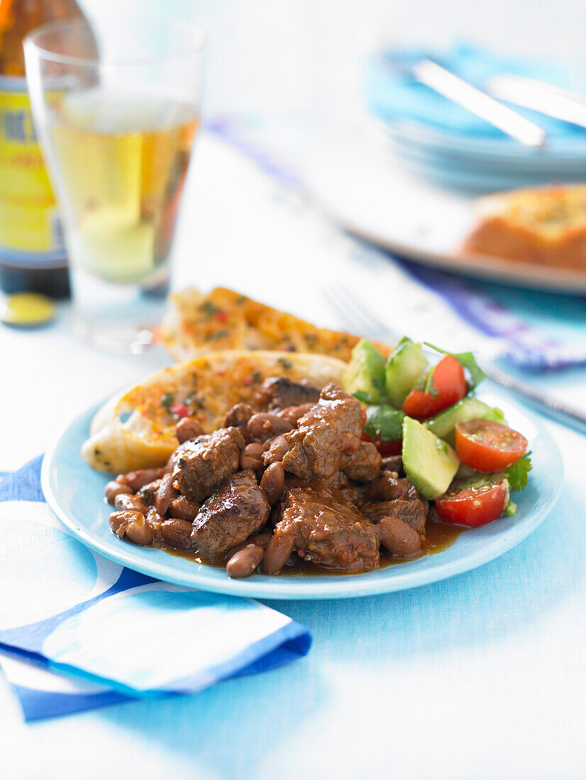 Mexikanisches Rindfleisch-Chili mit Avocado-Salsa und Knoblauchbrot