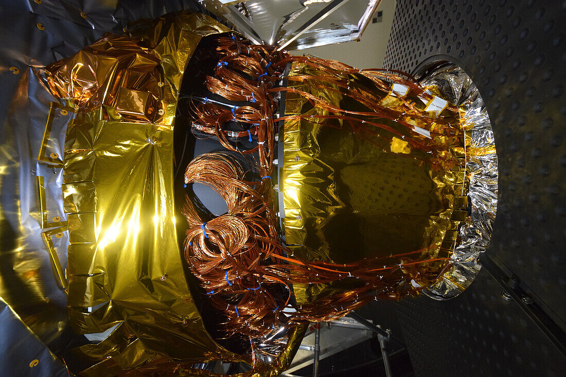 JUICE spacecraft testing