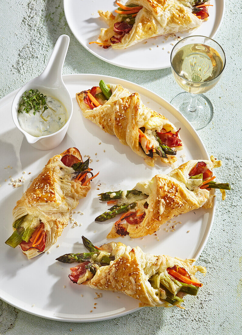 Asparagus pockets with Parma ham and cream cheese