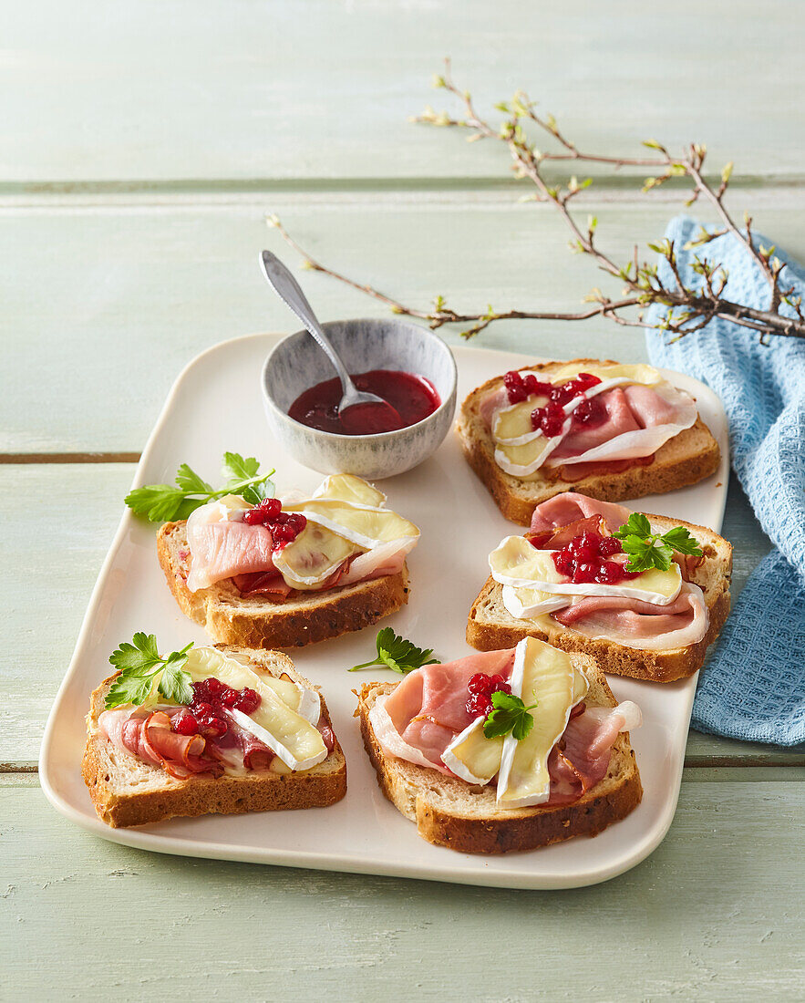 Slices of toast topped with brie and ham