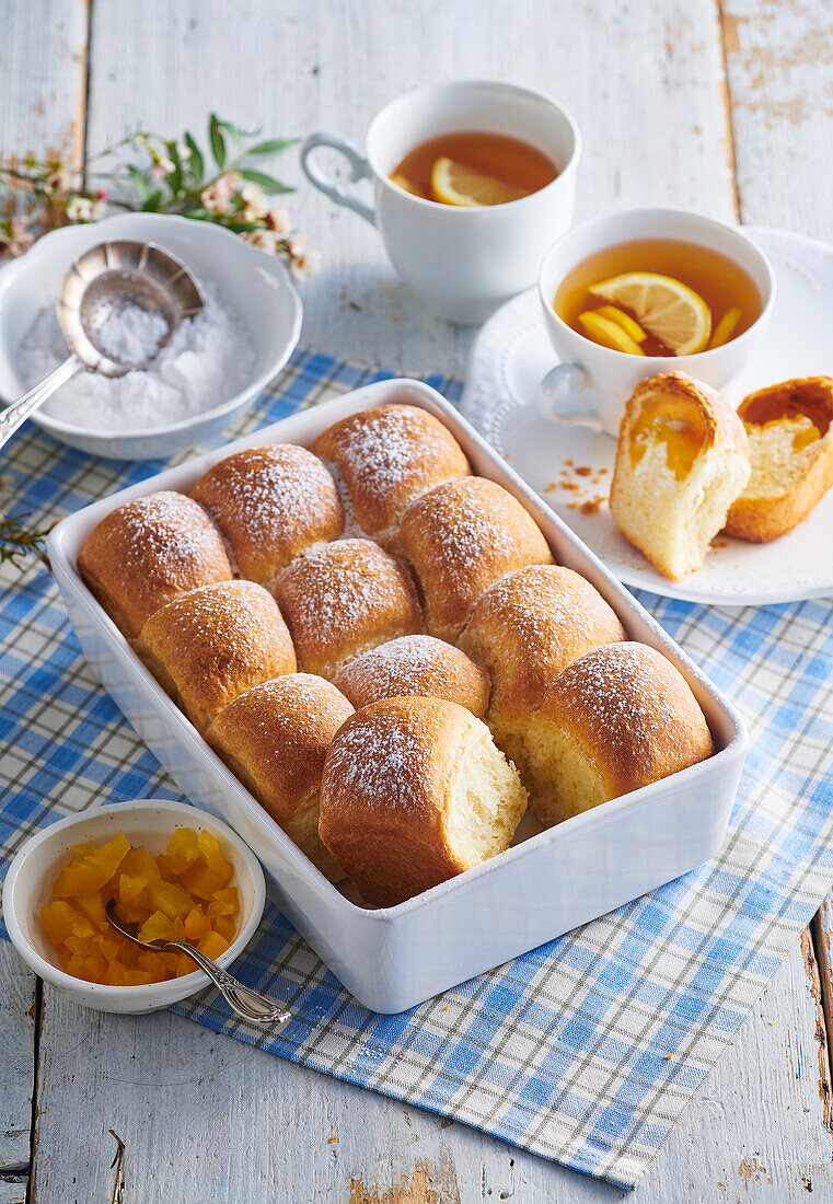 Yeast rolls with curd cheese and persimmon