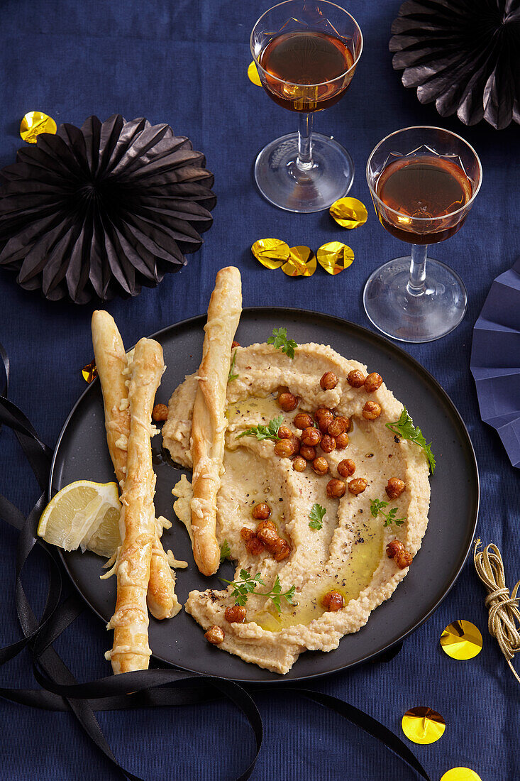 Joghurt-Brotstangen mit Kichererbsendip