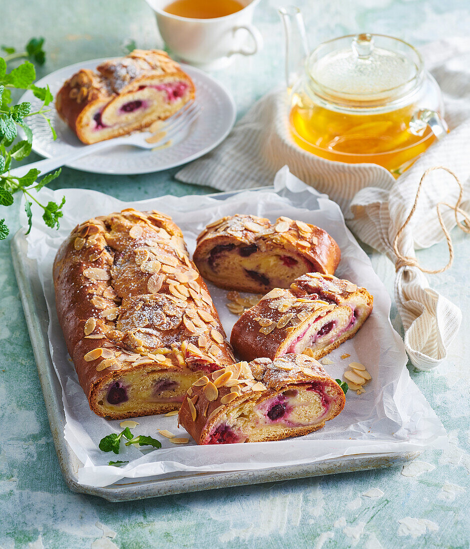 Hefestrudel mit Pudding und Beeren