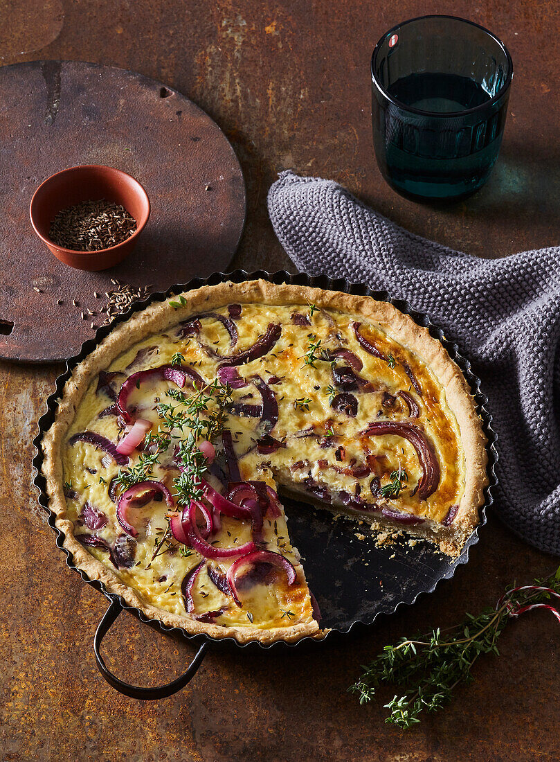 Rote Zwiebelquiche mit Käse und Kreuzkümmel