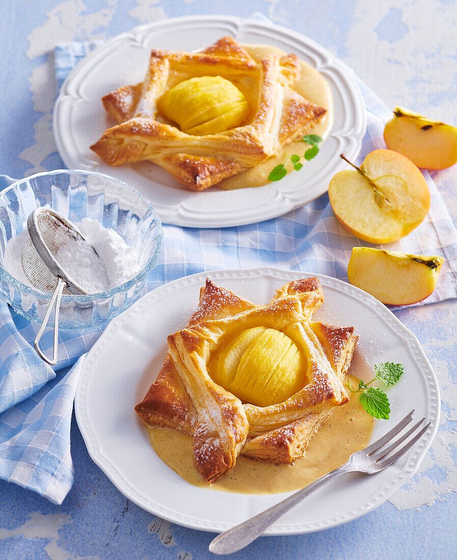 Puff pastry baked with apples and vanilla sauce