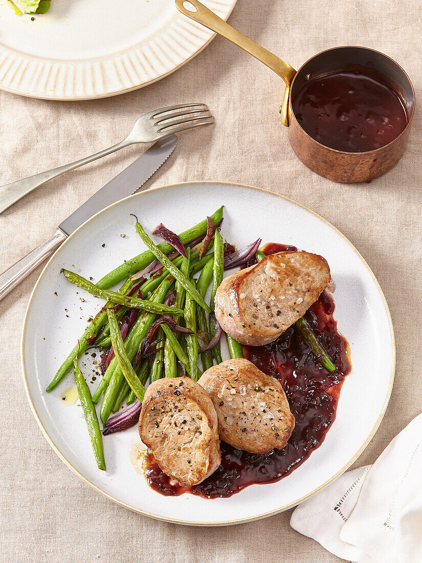 Pork tenderloin with plum sauce and green beans