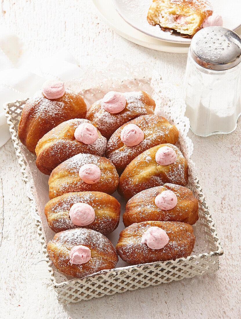 Mit Himbeercreme gefüllte Donuts