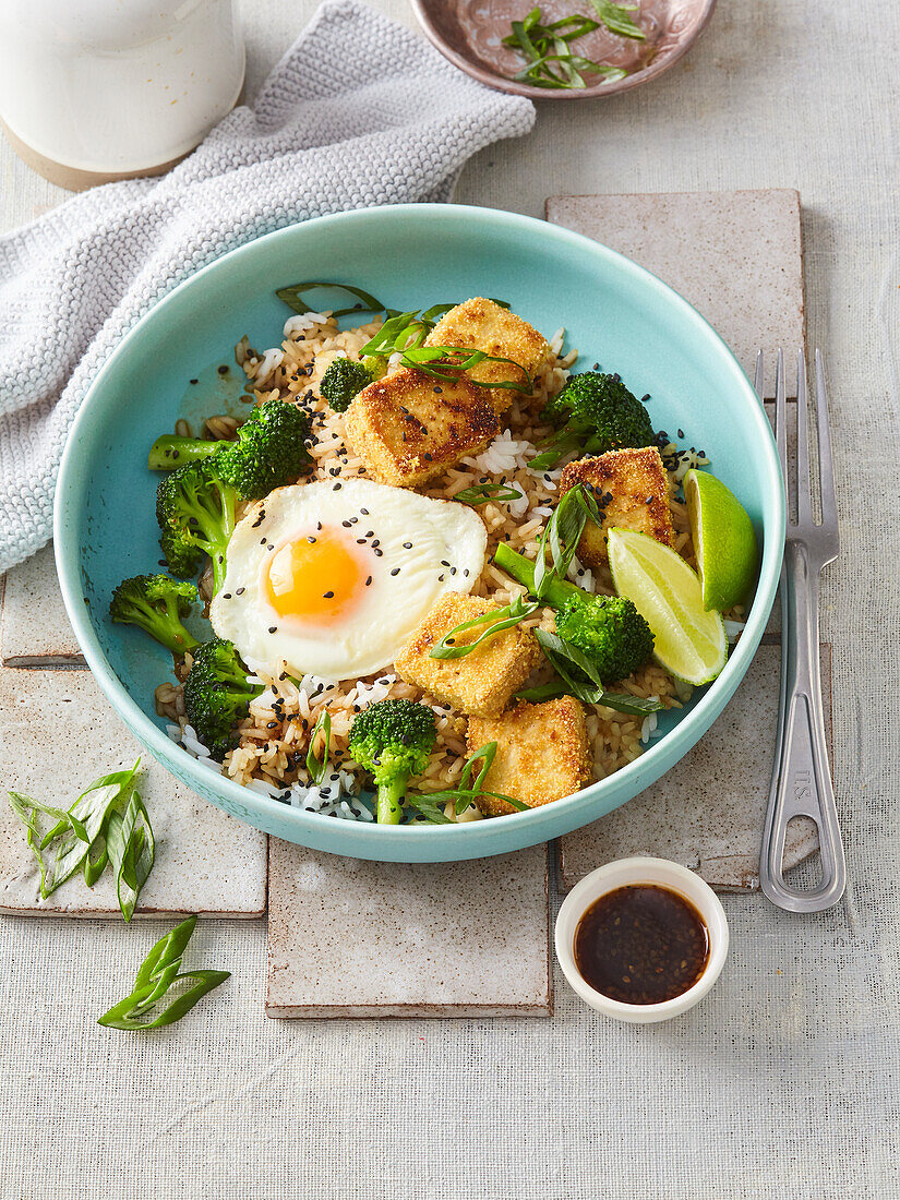 Reis-Tofu-Bowl mit Spiegelei